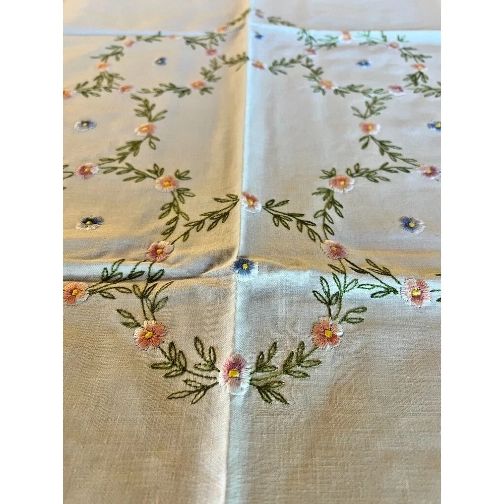 Vintage Embroidered Small‎ Tablecloth & 4 Napkins Set Floral Crisp White Cottage